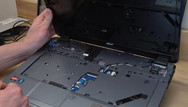 Notebook schaltet sich nicht mehr ein - Ausbau der Tastatur