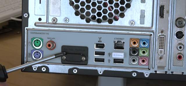 PC startet aber Bildschirm bleibt schwarz - VGA-Anschluss hinter Plastik-Abdeckung