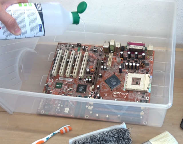 PC-Mainboard mit Isopropanol reinigen - Reiniger auftragen